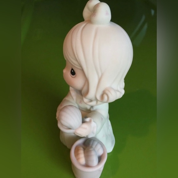 Vintage Precious Moments Figurine “ It is No Secret What God Can Do” - Picture 5 of 7